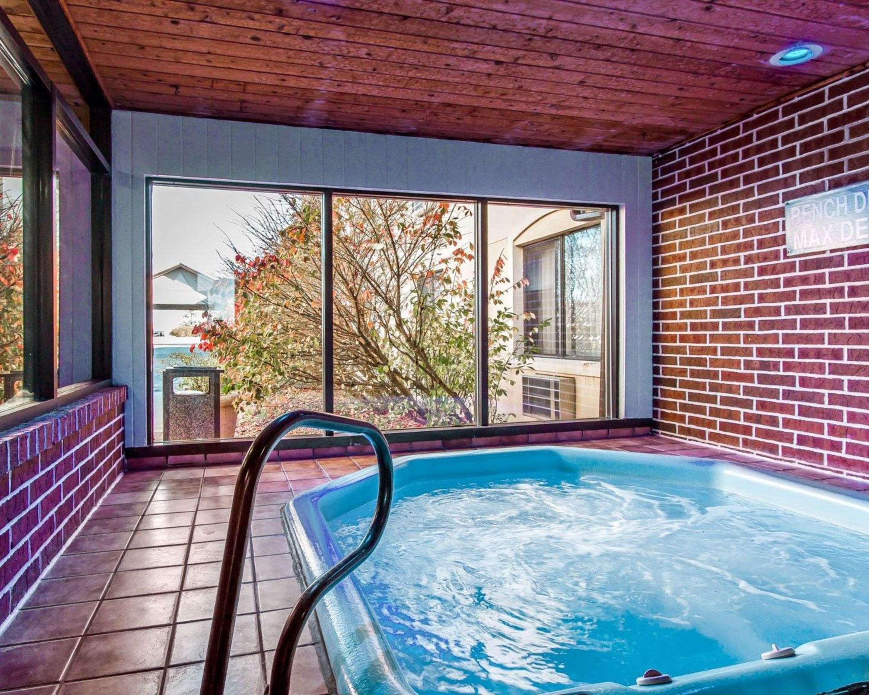 Quality Inn & Suites Ottumwa North Exteriör bild