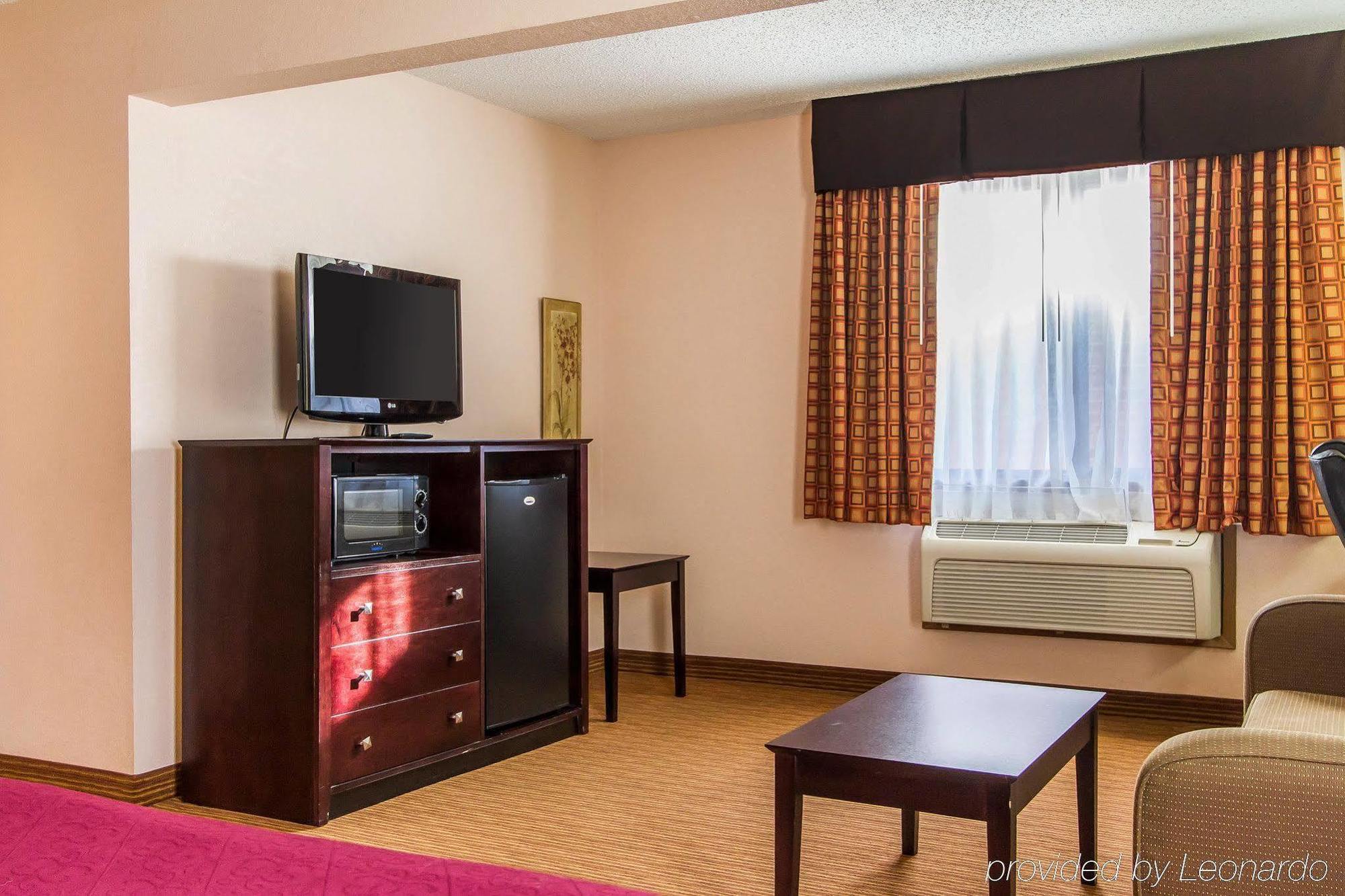 Quality Inn & Suites Ottumwa North Exteriör bild