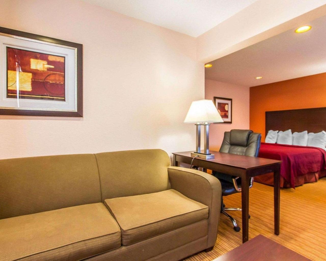 Quality Inn & Suites Ottumwa North Exteriör bild