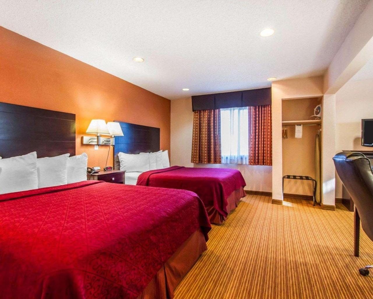 Quality Inn & Suites Ottumwa North Exteriör bild